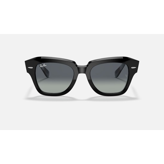 State Street
Lenses: Light Grey Gradient  +  Frame: Black