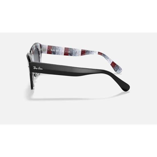 State Street
Lenses: Light Grey Gradient  +  Frame: Black
