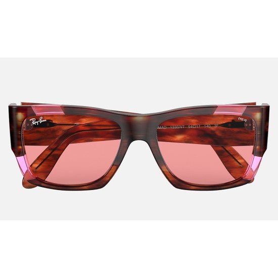 NOMAD PINK FLUO
Lenses: Pink Classic  +  Frame: Striped Havana and Pink Fluo