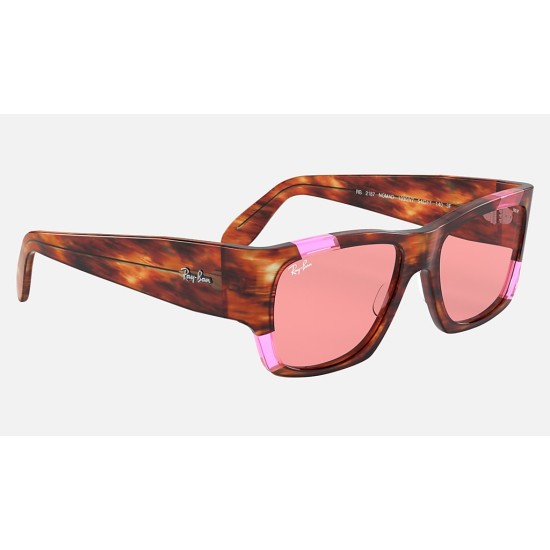 NOMAD PINK FLUO
Lenses: Pink Classic  +  Frame: Striped Havana and Pink Fluo