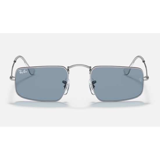 Julie
Lenses: Blue Classic  +  Frame: Silver