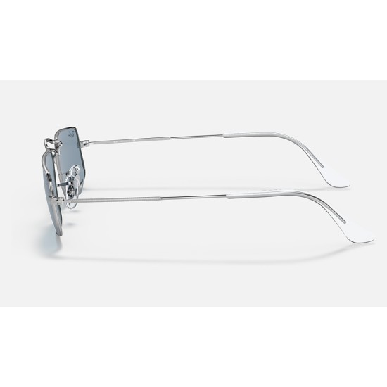 Julie
Lenses: Blue Classic  +  Frame: Silver