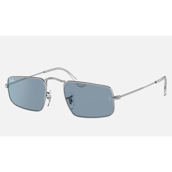Julie
Lenses: Blue Classic  +  Frame: Silver